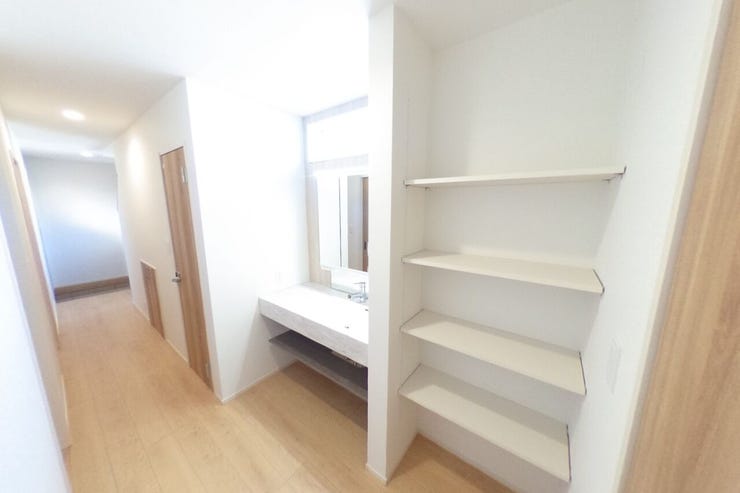 ●1階廊下●廊下に洗面台が備え付けてありますので、いつでも気兼ねなく洗面台をご使用いただけます♪収納に便利な4段の可動棚もございます♪(甲斐市下今井 新築建売住宅)