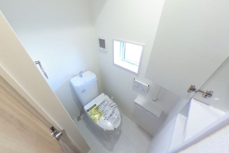 ●1階お手洗い●お手洗いは1階、2階共にウォシュレット機能、手すり、手洗いタンク、タオル掛け、ペーパー類の収納に便利な収納棚がございます。(甲斐市下今井 新築建売住宅)