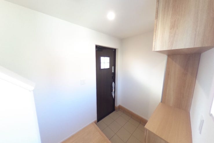 玄関には全身鏡付きの大型シューズボックスがございます。靴を履いてお出かけ前に身だしなみチェックができます。玄関はスマートキーでの開閉も可能です。(甲斐市下今井 新築建売住宅)