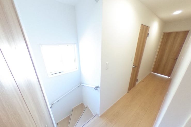 ●2階廊下●2階廊下にも収納がありご家族で共有で使う物やペーパー類等の収納、お掃除用品の収納にも便利です。 階段には手摺りが設置されておりますので昇降の際にも安心ですね♪(甲斐市下今井 新築建売住宅)