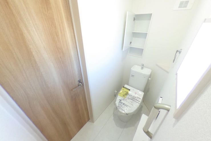 ●2階お手洗い●お手洗いは1階、2階共にウォシュレット機能、手すり、手洗いタンク、タオル掛け、ペーパー類の収納に便利な収納棚がございます。(甲斐市下今井 新築建売住宅)