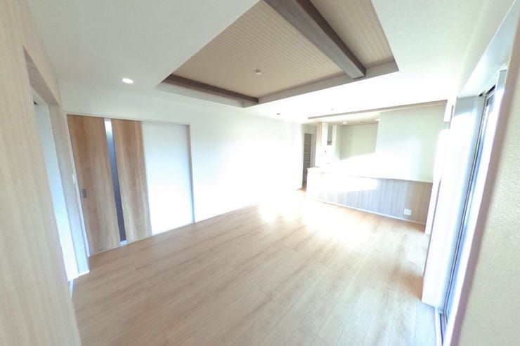 広々17.5帖のLDKは折上天井とアクセントクロスでおしゃれなリビングを演出します。リビング全体を見渡せる対面キッチンで小さなお子様のいらっしゃるご家庭にも安心です(甲斐市下今井 新築建売住宅)