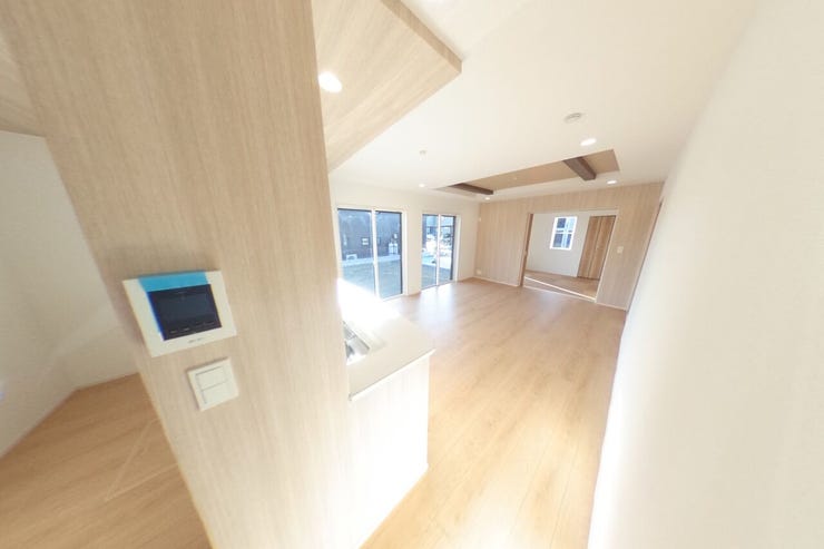 広々17.5帖のLDKは折上天井とアクセントクロスでおしゃれなリビングを演出します。リビング全体を見渡せる対面キッチンで小さなお子様のいらっしゃるご家庭にも安心です(甲斐市下今井 新築建売住宅)