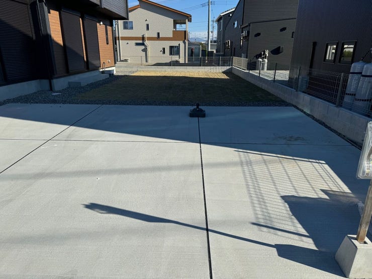 駐車場は土間コンクリート施工で並列で3台駐車してもゆったり。外構工事費込みの販売です。(甲斐市下今井 新築建売住宅)