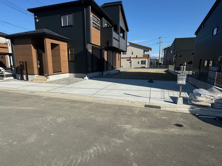 駐車場は土間コンクリート施工で並列で3台駐車してもゆったり。外構工事費込みの販売です。(甲斐市下今井 新築建売住宅)