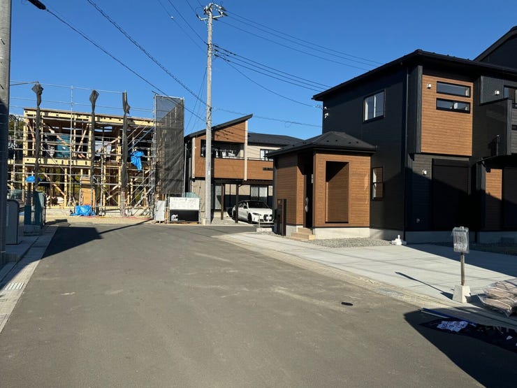 角地に立地しています。日当たり、通風良好です。車通りも少ないのでお車の入出庫も楽々です♪(甲斐市下今井 新築建売住宅)