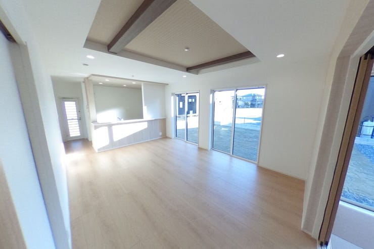 広々17.5帖のLDKは折上天井とアクセントクロスでおしゃれなリビングを演出します。リビング全体を見渡せる対面キッチンで小さなお子様のいらっしゃるご家庭にも安心です(甲斐市下今井 新築建売住宅)