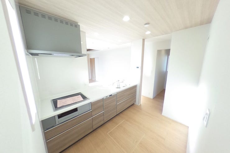 浄水器一体型水洗、食器洗浄乾燥機付きの対面キッチンです。背面にカップボードを置いてもゆとりのあるスペースです。キッチン横には嬉しいパントリー付き♪(甲斐市下今井 新築建売住宅)