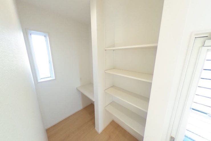 ●パントリー●4段の可動棚付きでキッチン、リビング周りをスッキリとご使用いただけます。多様に使えるカウンターも便利なアイテムです♪リビングから見えにくいのも嬉しいポイント♪(甲斐市下今井 新築建売住宅