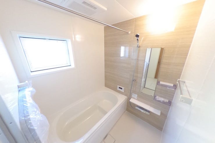 浴室換気乾燥暖房機付きの1坪バスで足をのばして入浴でき、1日の疲れを癒せます。浴室暖房はヒートショックの予防にも効果的です。冬場の入浴やお子様の沐浴、雨の日のお洗濯も(甲斐市下今井 新築建売住宅)