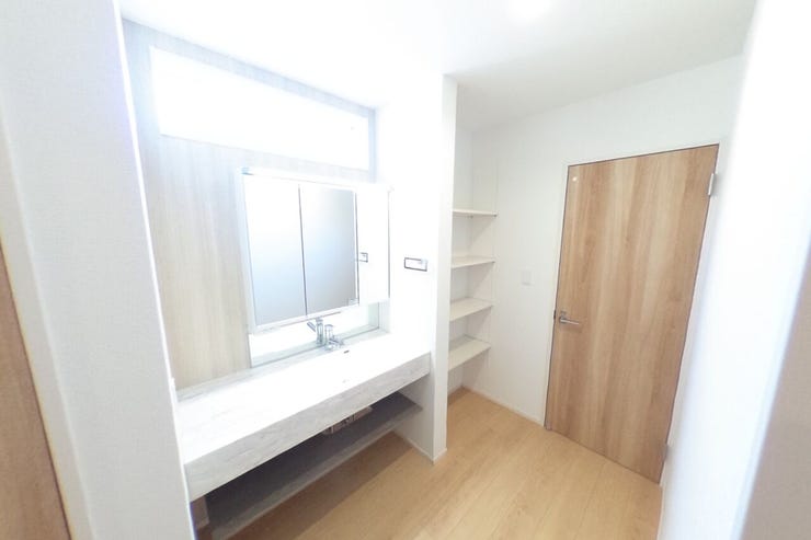 ゆったりサイズの洗面台は、女性に嬉しい大き目の3面鏡付き♪鏡の裏側が収納になっており、洗面台周りをスッキリとご使用いただけます(甲斐市下今井 新築建売住宅)