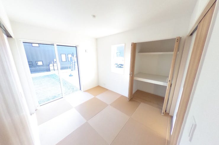 半畳畳でモダンな和洋室空間です。リビングと続き間になっており、お部屋としてはもちろん、リビングの延長、お子様の遊び場、お昼寝スペースやゲストルームにも重宝します。(甲斐市下今井 新築建売住宅)