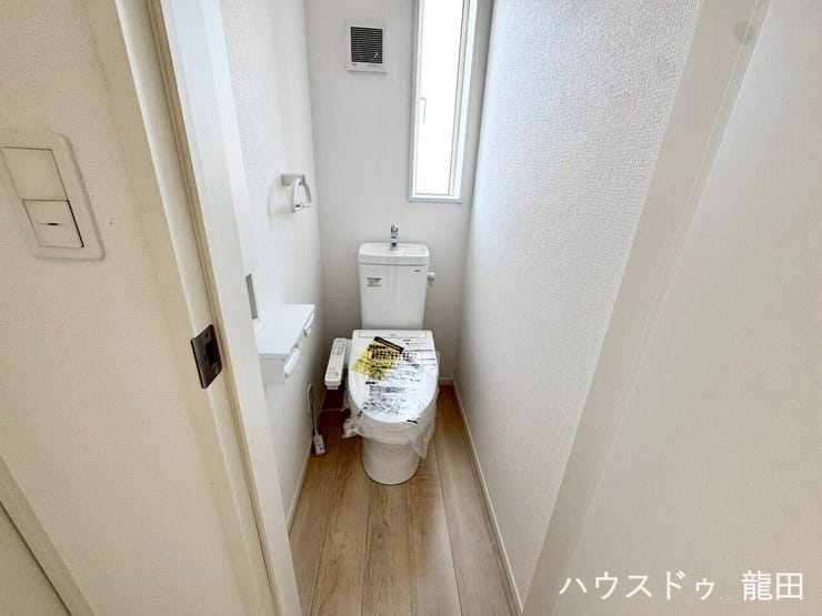 ■□■トイレ■□■
2階トイレ・温水便座・小窓