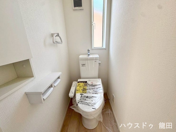 ■□■トイレ■□■
1階トイレ・温水便座・小窓