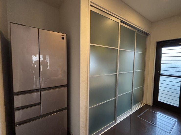 大容量の収納スペースが確保されており、扉を閉めれば生活感を隠すことができ、スッキリみせることができます。