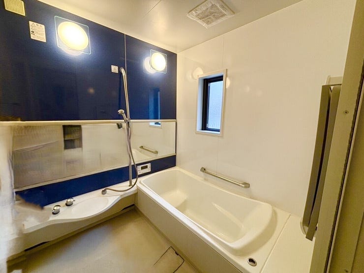 大きな鏡が特徴の浴室