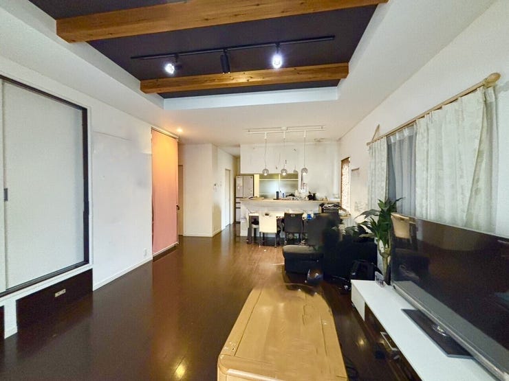 リビングには見せ梁があり、天井に奥行きや立体感があります♪