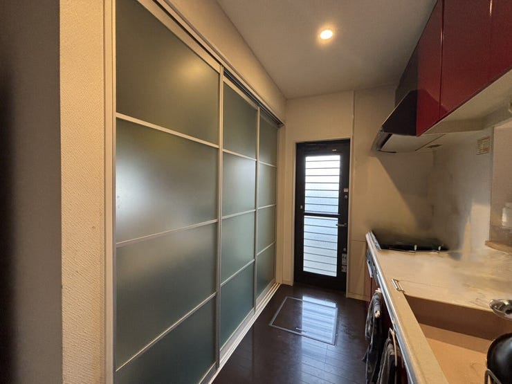 キッチンの背面収納は、扉をスライドして開閉する引き戸タイプ