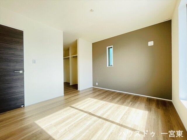 【7帖】
南向で明るく、バルコニーに繋がっています。広さがあるので主寝室にもおすすめです。WICを備えた居室です。