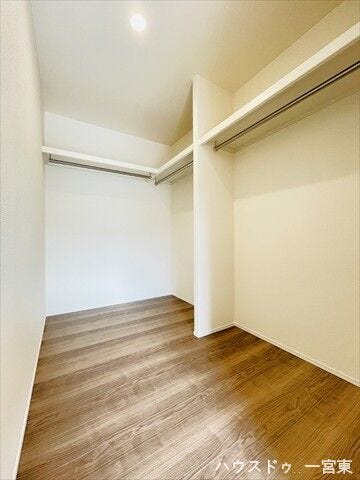 【7帖洋室】
スーツケースなども置ける広さでたっぷり収納可能。ハンガーポールが繋がっており、ご夫婦分のお洋服もしまえそうですね。