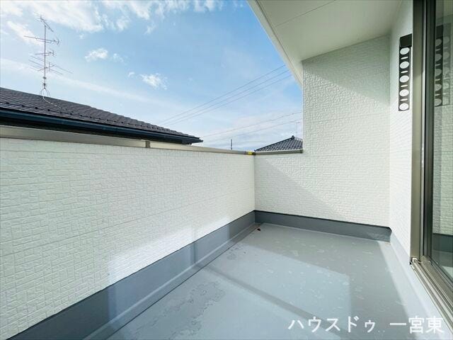 南向きで陽が当たりやすく、洗濯物もカラッと乾きそうですね。奥行きがしっかりあるので、椅子を置いて空を眺めたりと寛げそうです。