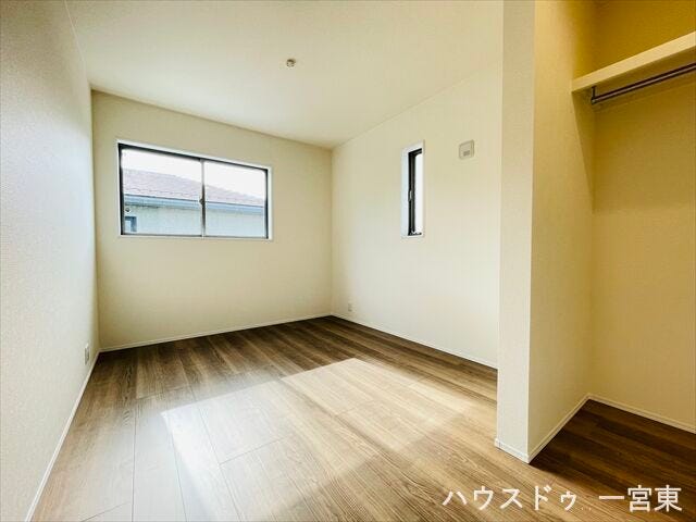 【5.8帖】
南・西の2面採光で彩光・風通し良好です。お子さまのお部屋や寝室、趣味の部屋としてもご利用いただけます♪