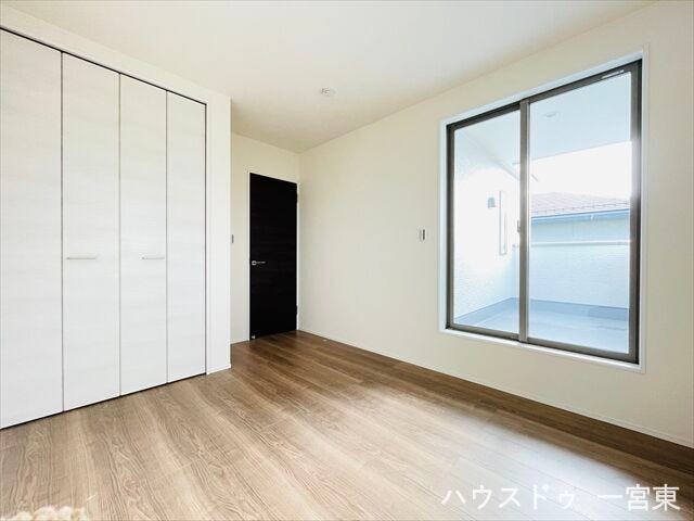 【5.4帖】
南側はバルコニーに繋がっています。寝室や書斎としてもお使いいただけます。