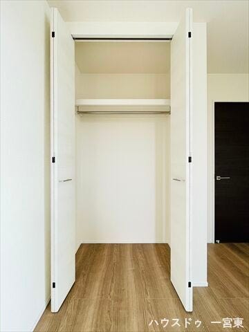 【5.4帖洋室】
全居室収納付きなので、収納場所に困ることなくお部屋をキレイに保てそうですね。