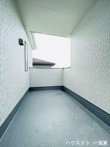 【インナーバルコニー】
屋根がしっかりあるので、急な雨でも安心ですね。ソファなどを置いてリラックスするのも良さそうです◎