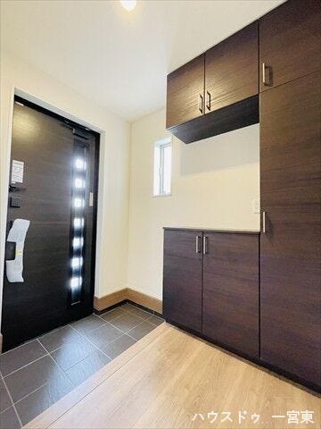 天井近くまである玄関収納付きで、ご家族分の靴もしっかりしまえますね。小物を飾るスペースがあるので、季節ごとに変えたりするのも楽しいですね。