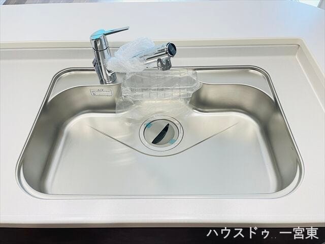 【シンク】
ステンレス製で熱に強くお手入れのしやすいシンク。お鍋やフライパンなども洗いやすそうな広さです!