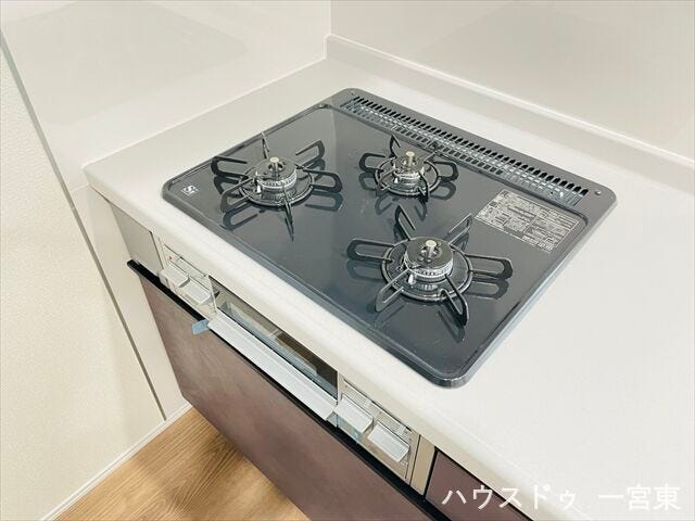 【コンロ】
3口あり、同時にお鍋2つとフライパンなどを火にかけられるので忙しい時も時短になりますね。