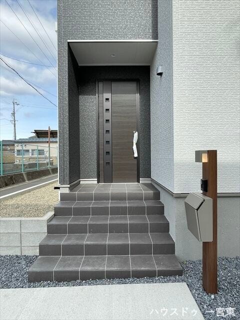 軒がしっかりとあるので雨の日でも濡れずに傘をさせます。ポストはインターホンと一体型でスタイリッシュなデザインです。