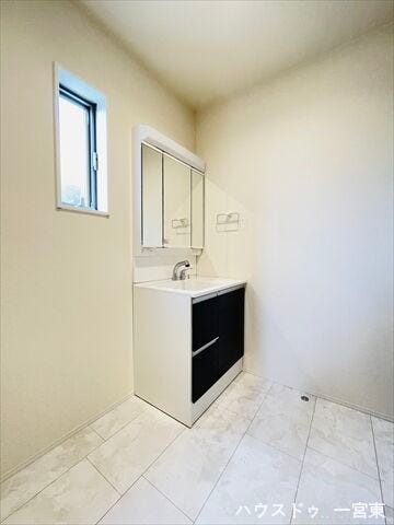 3面鏡の洗面化粧台は見やすく、鏡裏に収納も豊富で使いやすいですね。明るく清潔感のある空間です。