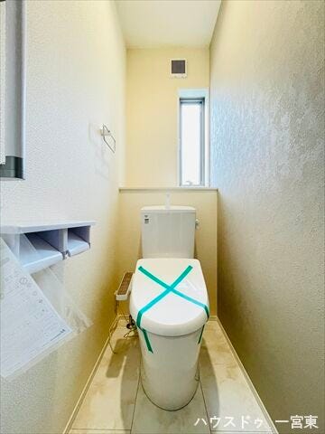 ペーパーホルダーが2つあるので、取り換えの回数を減らせますね。手すり付きなので足腰が不安でもスムーズに利用できますね。