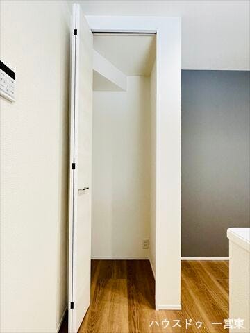 【キッチン】
収納があるので、食品ストックなどもスッキリとしまって保管できますね。お好きな棚やラックをレイアウトできます。