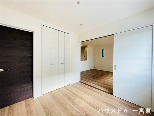 【1階4.5帖】
南向きでリビングに隣接しており、引き戸を開けて繋げるとより広く使うこともできます。客間やお子さまの遊び場としても活躍しそうです。