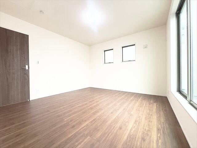 8帖洋室:東側からは朝日を取り込むことのできるので、寝室にぴったり。目覚めのいい朝を迎えれそうですね。