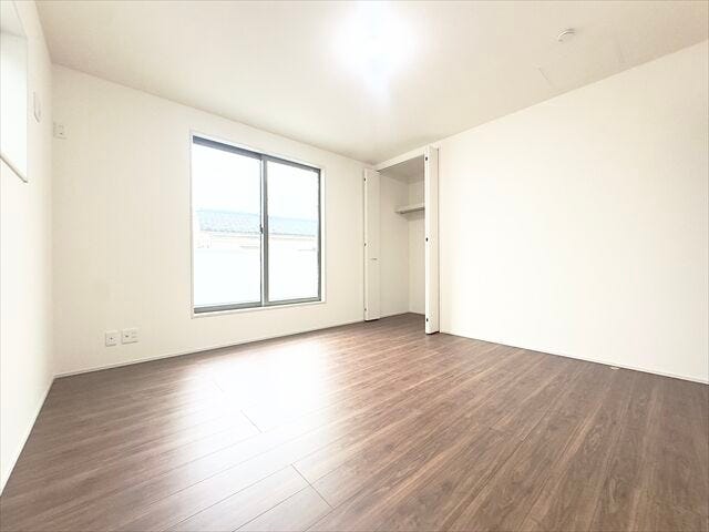 8帖洋室:南向きの大きめの窓がたっぷりと日差しを入れてくれます。バルコニーにすぐ出れるので、お布団を干しやすくなっています。