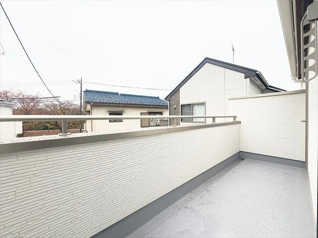 バルコニー:物干し竿が掛けられるようになっています。お洗濯もスムーズに干して取込めますね。