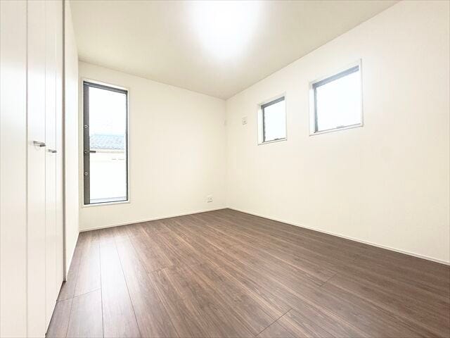 6.5帖洋室:バルコニーへ出入りのできる洋室。大型の寝具なども直接バルコニーで干すこともできますね。