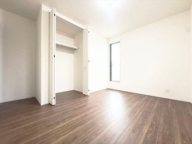 6.5帖洋室:収納がしっかりあるので、お部屋を広くお使いただけます。小物なども収納できるのでレイアウトも楽しむことができそうです。