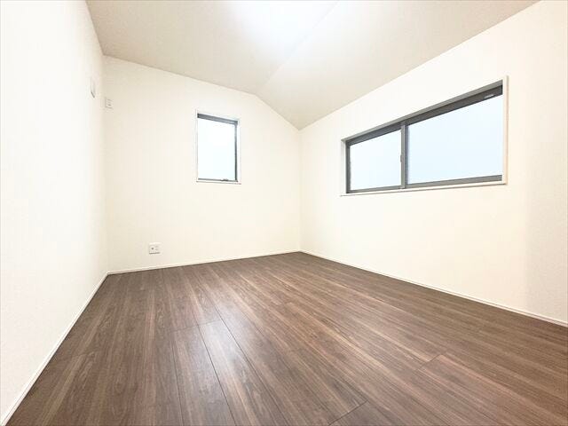 6帖洋室:横長の窓がたっぷりと日差しを入れてくれるので、北側にあるお部屋ですが明るい空間になっています。天気のいい日の朝は気持ちよく起きることができそうです。