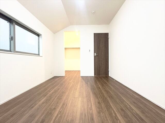 6帖洋室:ウォークインクローゼット付きの洋室です。木の優しい肌触りのフローリングがリラックスできる空間を演出しています。