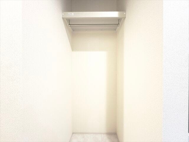 玄関収納スペース:ハンガーパイプ付なので衣類にしわを付ける事なくすっきり収納が可能です。