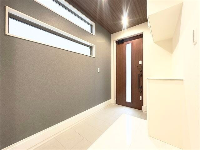 玄関:廊下と玄関ホールの段差があまりなく、小さなお子様もご年配の方にも出入りのしやすい玄関。玄関ドアや横長の窓から明るい光の入る玄関スペースです。