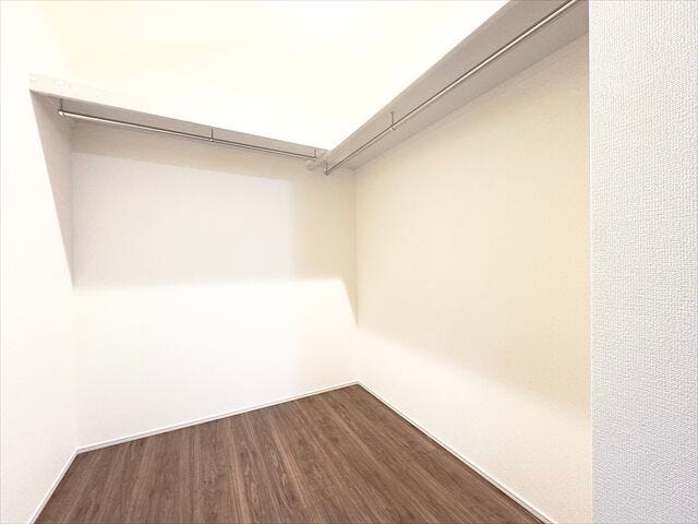 大型のウォークインクローゼットです。ハンガーパイプと枕棚の設置があるので使いやすさアップ!床には衣装ケースを配置する事のできるゆとりもあります。