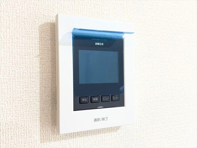 モニター付きインターホン:訪問者の顔を確認できるので防犯の効果が高まり暮らしに安心を与えてくれます。