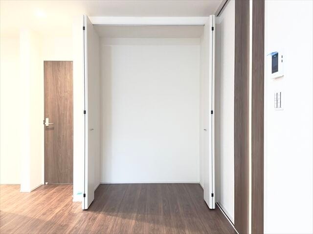 リビング(収納):リビング入り口横にある収納です。便利グッズを使って、空間を有効活用して収納スペースをさらに増やすことができそうです。