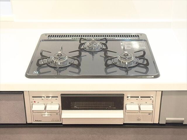 キッチン:3口ガスコンロなので一度に同時調理ができ、ご飯の準備もすぐにできそうです。